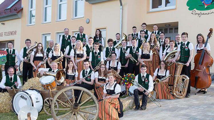 Die komplette Ebersbacher Blaskapelle hat Aufstellung genommen. Heuer feiert die Gruppe ihren 30. Geburtstag. Fotos: privat