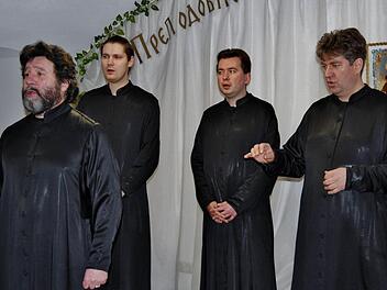 Sergey Archangelsky (Bass, von links) als Solist mit Pavel Klimeshov (1. Tenor), Andrey Palamarchov (2. Tenor) und Chorleiter Vladislav Belikov (Bariton, Klavier) Foto: Sigismund von Dobschütz