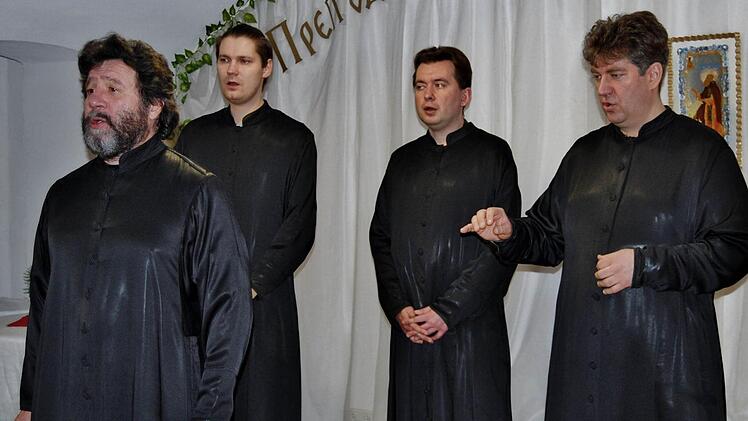 Sergey Archangelsky (Bass, von links) als Solist mit Pavel Klimeshov (1. Tenor), Andrey Palamarchov (2. Tenor) und Chorleiter Vladislav Belikov (Bariton, Klavier) Foto: Sigismund von Dobschütz