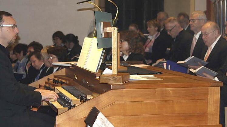 Udo Simon spielte die Orgel beim Jubiläumsgottesdienst.  Fotos: Michael Wunder