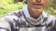 Auf der Timmelsjoch-Passhöhe am vierten Tag stürzte Jan Mueller auf sein Knie, lief aber weiter. Den Fernstein-See in Tirol sah Mueller von oberhalb der Wolken.  Fotos: privat