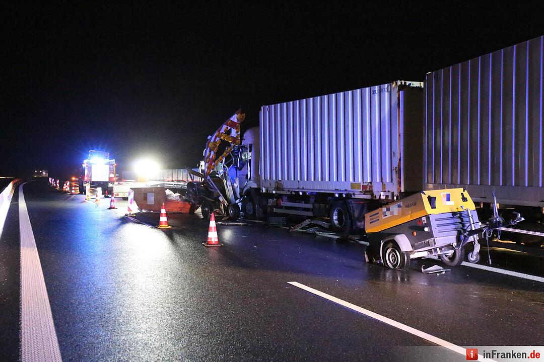 Lkw walzt Nachtbaustelle nieder - Bauarbeiter schwer verletzt - Bild der Verwuestung auf mehr als 300 Metern