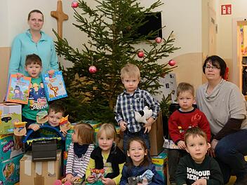 Sie freuen sich über ihre gute Tat: (von links) Melanie Miller, Ben, Mark, Antonia, Hanna, Cassandra, Toni (dahinter), Marius (hinter Carlos), Carlos und Kerstin Zufrass.Foto: Björn Hein