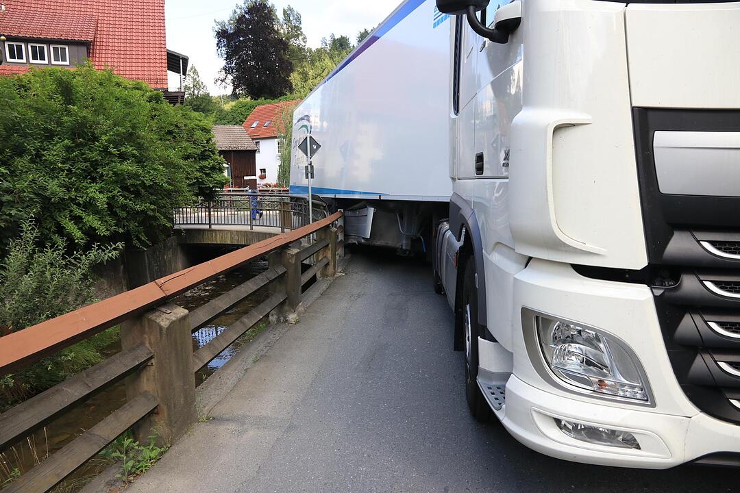 Lkw in Wirsberg zwischen Brücke und Haus eingeklemmt