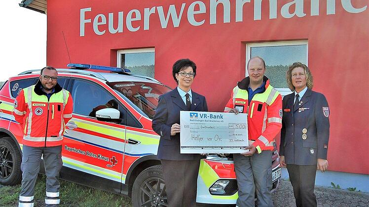 Birgit Below (rechts), Vorsitzende des Wollbacher Feuerwehrvereins, und Stellvertreterin Monika Brandl überreichen einen 500-Euro-Scheck an HvO-Gruppenführer Manuel Vorndran (zweiter von rechts) und Gruppenmitglied Ariel Karwacki. Foto: Sigismund von Dobschütz