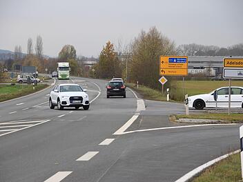 Der Kreuzungsbereich der B 470 mit den beiden ERH 16-Abzweigungen nach Adelsdorf (vorne) und Neuhaus (im Hintergrund) sollte schnell eine Ampelanlage bekommen.  Das verschiebt sich jetzt erneuet.  Foto: Andreas Dorsch