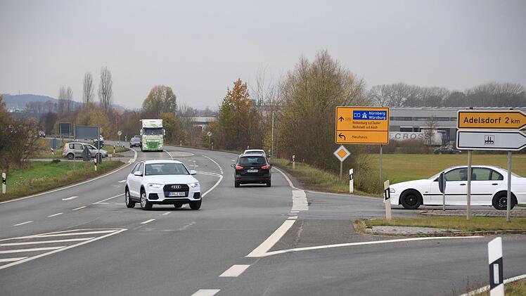 Der Kreuzungsbereich der B 470 mit den beiden ERH 16-Abzweigungen nach Adelsdorf (vorne) und Neuhaus (im Hintergrund) sollte schnell eine Ampelanlage bekommen.  Das verschiebt sich jetzt erneuet.  Foto: Andreas Dorsch