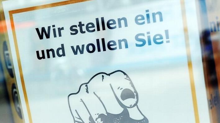 Auf diese Weise findet man vielleicht auch neue Mitarbeiter - doch laut der Studie von Martin Wilbers suchen die meisten potenziellen Bewerber digital nach attraktiven Arbeitgebern.  Foto: Caroline Seidel/dpa