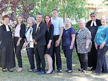Dekanin Hüttel und Pfarrer Schäfer feierten mit den Jubelkonfirmanden den Gottesdienst. Foto: Bechstein
