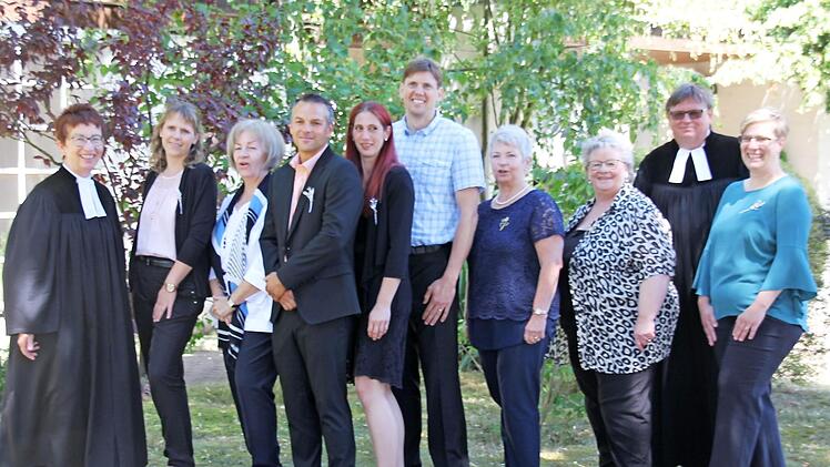 Dekanin Hüttel und Pfarrer Schäfer feierten mit den Jubelkonfirmanden den Gottesdienst. Foto: Bechstein