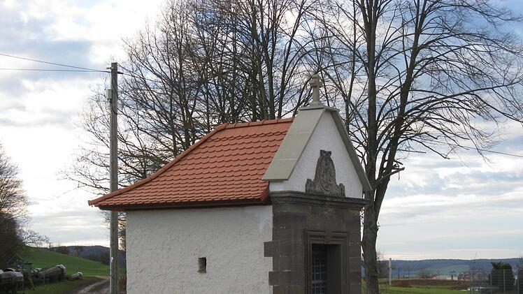 Der heimische Obst- und Gartenbauverein sanierte die "Franzosenkapelle", die sich in den Kapellenweg Fuchsstadt eingliedert.Fotos: OGV Fuchsstadt, Ehling