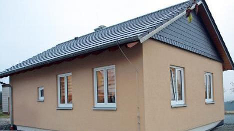 Das neue Gemeinschaftshaus in Schlegelshaid (linkes Foto). Früher (rechtes Foto) stand an der Stelle des neuen Gemeinschaftshauses das Anwesen Schlegelshaid 22, das 2013 vom Markt Steinwiesen erworben wurde. Fotos: Susanne Deuerling