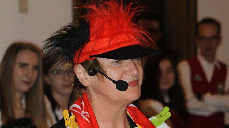 Walburga Bayer vertrat den erkrankten Matthias Hermann (Pottensteiner) als frustrierten WM-Fan Michael Wunder