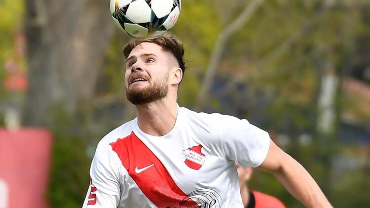 Daniel Geißler vom Bayernligisten ATSV Erlangen scheinbar mit einer zirkusreifen Vorstellung. Sportfoto Zink