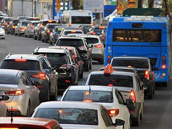 Der R&uuml;ckreiseverkehr aus den Faschingsferien bedingte am Sonntag im Kreis Erlangen neben Staus auch einige Unfallverletzte. Symbolfoto: al-grishin/pixabay