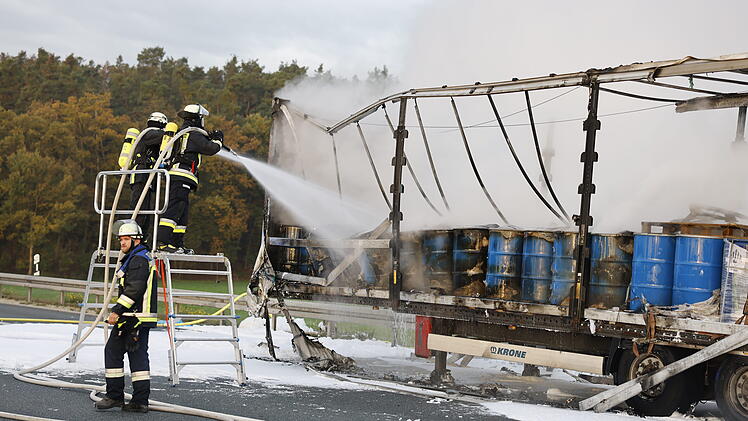 Brennender Laster auf Autobahn: Batterien geladen