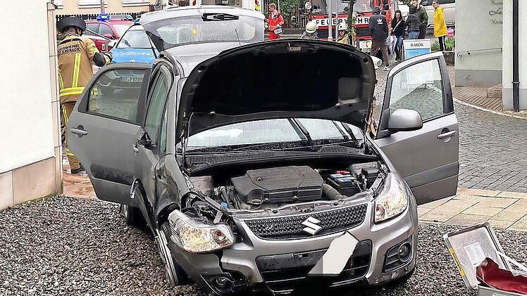 Ein Krampfanfall f&uuml;hrte dazu, dass ein 73-J&auml;hriger in Kronach die Kontrolle &uuml;ber seinen Wagen verlor.