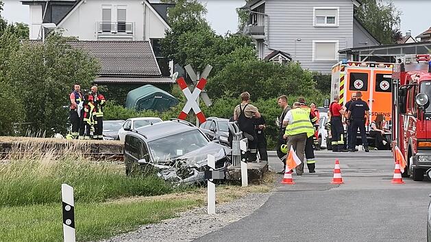 Zug kollidiert mit Auto: Mann bei Unfall an unbeschranktem Bahnübergang schwer verletzt