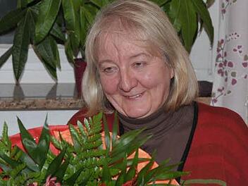 Waltraud Frohring freute sich über Blumen und viele lobende Worte. Fotos: Roland Meister