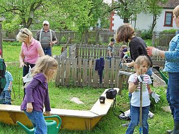 Die Kinder fühlen sich schon wohl in ihrem Gartenbereich. Es wurde heuer bereits gepflanzt gegossen und geerntet. Foto: Günther Straub