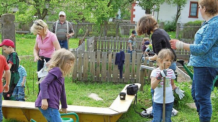 Die Kinder fühlen sich schon wohl in ihrem Gartenbereich. Es wurde heuer bereits gepflanzt gegossen und geerntet. Foto: Günther Straub