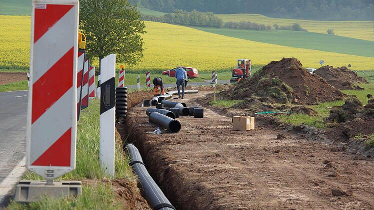 Für die Trasse ist der Mutterboden bereits abgetragen. Foto:Arkadius Guzy