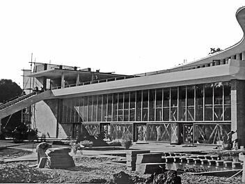 Eine große Freitreppe Richtung Rosengarten prägte das Kongresshaus 1962. Das historische Foto zeigt das Gebäude während der Bauarbeiten.Foto: Archiv