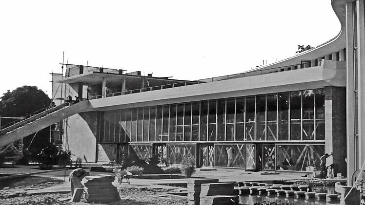 Eine große Freitreppe Richtung Rosengarten prägte das Kongresshaus 1962. Das historische Foto zeigt das Gebäude während der Bauarbeiten.Foto: Archiv