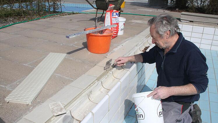 Fliesenleger Jürgen Heller muss in diesem Jahr nur wenig Fliesen austauschen. Wegen des milden Winters ist der Schaden gering, doch problematisch ist immer der Bereich um die Wasserrinne.