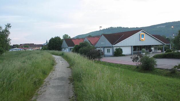 Die Tage des 1995 errichteten Aldi Einkaufsmarktes in Ebermannstadt sind gez&auml;hlt. Das Unternehmen will einen (gr&ouml;&szlig;eren) Neubau.  Foto: Josef Hofbauer