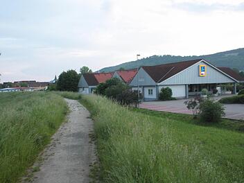 Die Tage des 1995 errichteten Aldi Einkaufsmarktes in Ebermannstadt sind gezählt. Das Unternehmen will einen (größeren) Neubau.  Foto: Josef Hofbauer