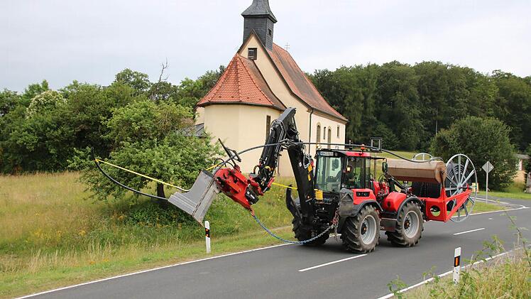 Benjamin Risch pflügt das Lehrrohr für das Glasfaserkabel ein - hier rangiert er an der Sulzthaler Kreuzkapelle. Foto: Ralf Ruppert