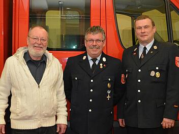 Wurden für ihre langjährige Tätigkeit in der Freiwilligen Feuerwehr Roth geehrt (von links): Walter Buschmann (50 Jahre Vereinsmitglied), Roland Burger (40 Jahre aktiver Feuerwehrdienst). Es gratulierte Vorsitzender und Kommandant Jörg Marschner.  Foto: Björn Hein