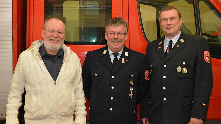 Wurden für ihre langjährige Tätigkeit in der Freiwilligen Feuerwehr Roth geehrt (von links): Walter Buschmann (50 Jahre Vereinsmitglied), Roland Burger (40 Jahre aktiver Feuerwehrdienst). Es gratulierte Vorsitzender und Kommandant Jörg Marschner.  Foto: Björn Hein