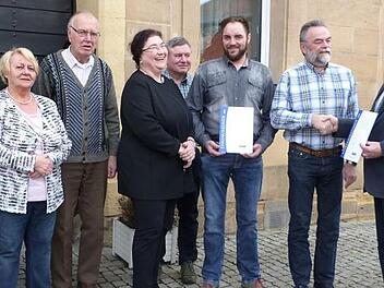 Der Ortsvorsitzende Harald Fraas dankte dem Mitglied Horst Hühnlein für seine 40-jährige Treue und das Engagement im VdK-Ortsverband Stadtsteinach. Zehn Jahre arbeitet nun schon die Vertreterin der Frauen, Ingrid Boog, ehrenamtlich mit. Unser Bild zeigt (von links) Irma Turbanisch, Kreiskassier Alfred Baumgärtner, Ingrid Boog, den scheidenden Kassier Konrad Grimmler, Renate Kraus, Zweiten Vorsitzenden Peter Gleich, Mario Hildner, Horst Hühnlein, Ersten Vorsitzender Harald Fraas und Bürgermeis...