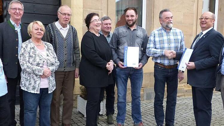Der Ortsvorsitzende Harald Fraas dankte dem Mitglied Horst Hühnlein für seine 40-jährige Treue und das Engagement im VdK-Ortsverband Stadtsteinach. Zehn Jahre arbeitet nun schon die Vertreterin der Frauen, Ingrid Boog, ehrenamtlich mit. Unser Bild zeigt (von links) Irma Turbanisch, Kreiskassier Alfred Baumgärtner, Ingrid Boog, den scheidenden Kassier Konrad Grimmler, Renate Kraus, Zweiten Vorsitzenden Peter Gleich, Mario Hildner, Horst Hühnlein, Ersten Vorsitzender Harald Fraas und Bürgermeis...