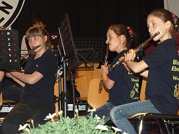 Beachtliches Können bewiesen die Jungmusiker "Notenkiller" unter Richard Dees, dazu einzeln mit Querflöte (von links) Corinna Herold sowie Chiara und Mariel Augsten. Foto: Stefan Geiger
