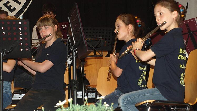 Beachtliches Können bewiesen die Jungmusiker "Notenkiller" unter Richard Dees, dazu einzeln mit Querflöte (von links) Corinna Herold sowie Chiara und Mariel Augsten. Foto: Stefan Geiger