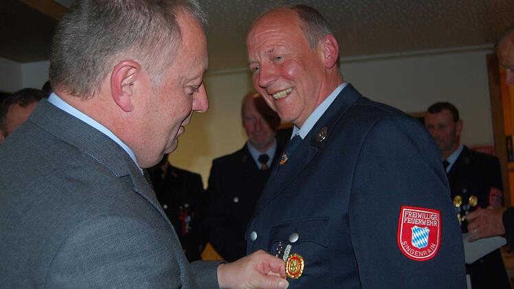 Thomas Bold verleiht Hans Kober den Orden für 40 Jahre aktiven Dienst in der Feuerwehr Foto: Isabell Gerr