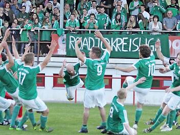 Die Kersbacher freuen sich über das 2:1 gegen Ebermannstadt, doch der Sieg im Entscheidungsspiel um Platz 2 war nur der erste Schritt in Richtung Kreisliga. Fotos: Lena Seyberth
