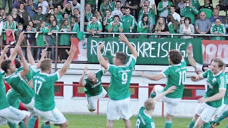 Die Kersbacher freuen sich über das 2:1 gegen Ebermannstadt, doch der Sieg im Entscheidungsspiel um Platz 2 war nur der erste Schritt in Richtung Kreisliga. Fotos: Lena Seyberth