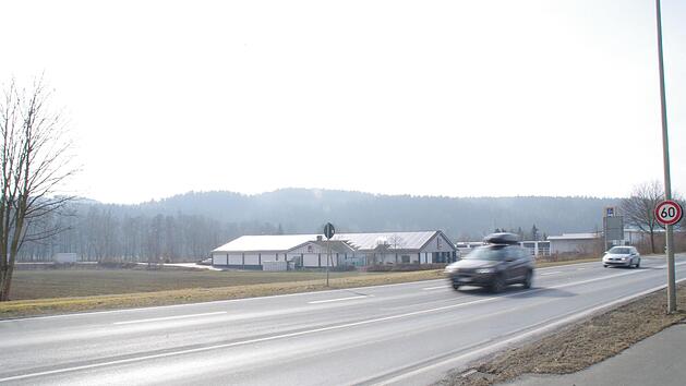 Neben dem Aldi-Markt in der Industriestra&szlig;e soll die Freifl&auml;che als neuer Rewe-Standort genutzt werden. Aus westlicher Richtung kommend soll in diesem Bereich auch eine neue Zufahrt zum Markt und zur Industriestra&szlig;e eingerichtet werden.  Foto: Marco Mei&szlig;ner