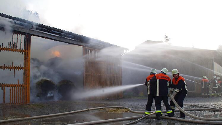 Die Feuerwehren beim Löschen des Scheunenbrandes. Foto: Marco Meißner