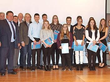 Der stellvertretende Kreishandwerksmeister Michael Limmer, Landratstellvertreter Helmut Fischer, Stadtrat Robert Gack, Geschäftsführer Danny Dobmeier, Handwerkskammer-Vizepräsident Matthias Graßmann und Kreishandwerksmeister Mathias Söllner (von links) beglückwünschten die frischgebackenen Gesellen. Foto: Alfred Thieret