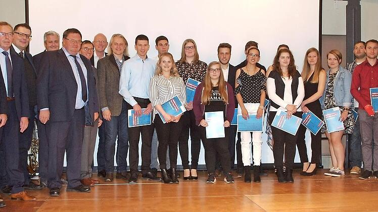 Der stellvertretende Kreishandwerksmeister Michael Limmer, Landratstellvertreter Helmut Fischer, Stadtrat Robert Gack, Geschäftsführer Danny Dobmeier, Handwerkskammer-Vizepräsident Matthias Graßmann und Kreishandwerksmeister Mathias Söllner (von links) beglückwünschten die frischgebackenen Gesellen. Foto: Alfred Thieret