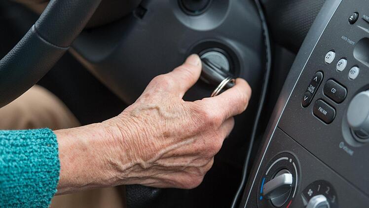 In Bamberg hat eine 85-J&auml;hrige versucht, in einer Sackgasse zu wenden. Dabei ist sie gegen f&uuml;nf Autos und einen Baum gefahren. Zeugen konnten die Fahrerin vor der Weiterfahrt stoppen. Symbolbild: Patrick Pleul/dpa