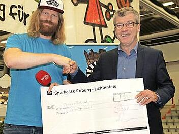 Das Schulmateriallager "Grünstift" bekam eine Spende in Höhe von 3500 Euro. Round-Table-Präsident Thomas Arnstein (links) übergab die Spende an den Caritas-Geschäftsführer Norbert Hartz.  Foto: Desombre