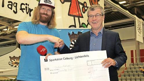 Das Schulmateriallager "Grünstift" bekam eine Spende in Höhe von 3500 Euro. Round-Table-Präsident Thomas Arnstein (links) übergab die Spende an den Caritas-Geschäftsführer Norbert Hartz.  Foto: Desombre