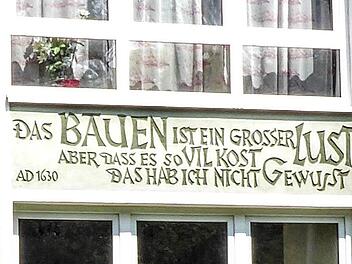 Ein historischer Sinnspruch aus dem Jahr 1630 schmückt diesen  Wohnblock am Gustav-Hirschfeldring in Coburg.Foto: Jochen Berger