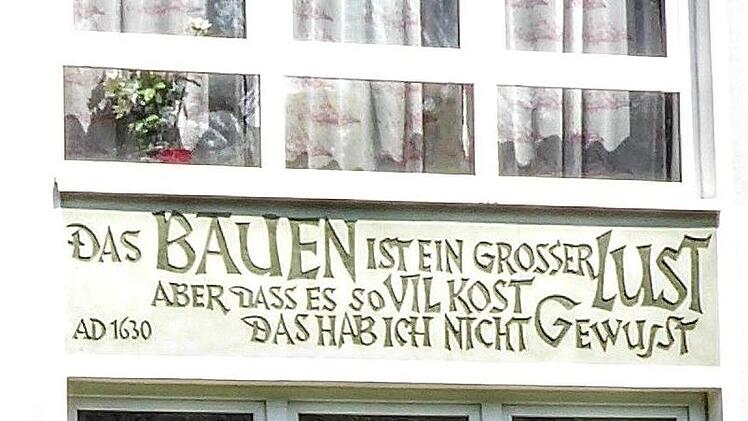 Ein historischer Sinnspruch aus dem Jahr 1630 schmückt diesen  Wohnblock am Gustav-Hirschfeldring in Coburg.Foto: Jochen Berger